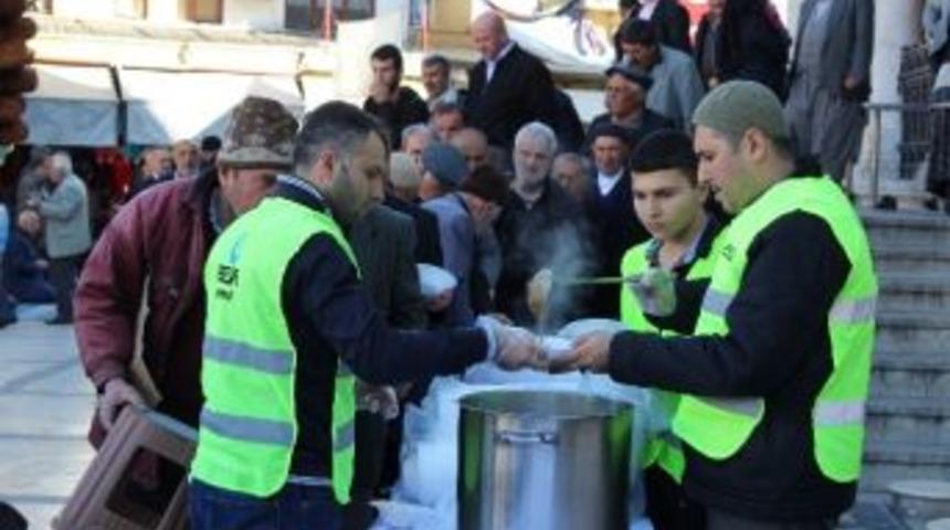 Beşir Derneği Tarafından 3 Bin Kişiye Aşure Dağıltıldı