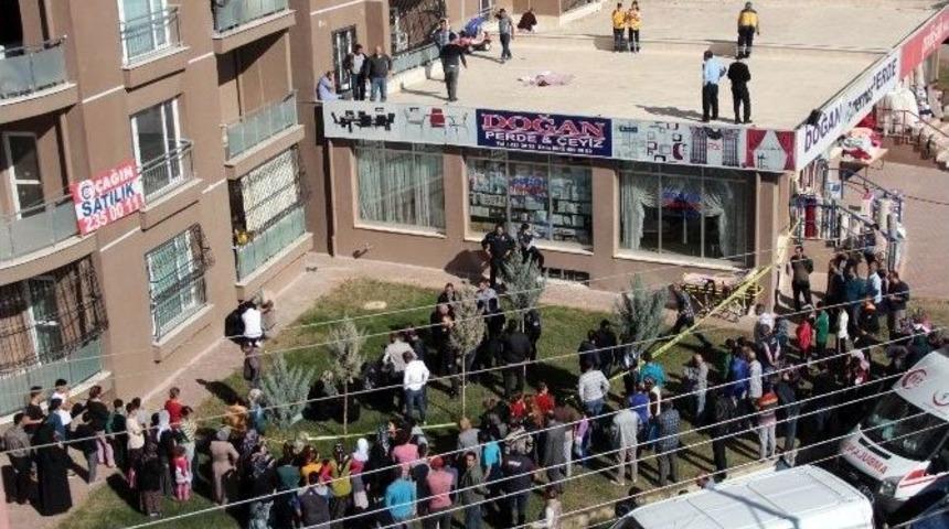 Eşiyle Tartışan Kadın 11 Katlı Apartmandan Atlayarak İntihar Etti