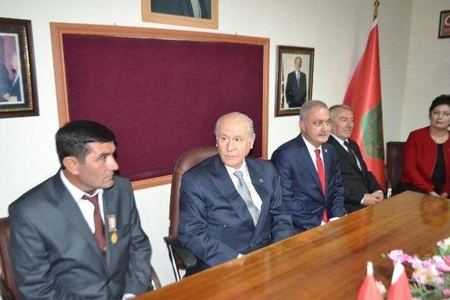 Mhp Lideri Devlet Bahçeli Şehit Aileleri Ve Gaziler Derneği’ne Minibüs Hibe Etti