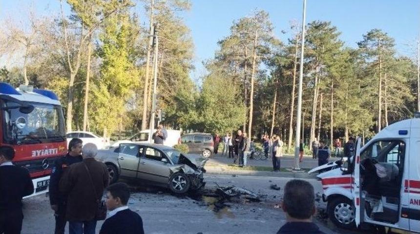 Ankara&rsquo;da Otomobil İle Ambulans &Ccedil;arpıştı: 3 Yaralı
