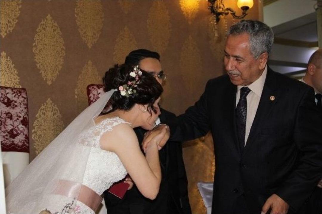 B&uuml;lent Arın&ccedil; Akrabasının Nikah Şahidi Oldu
