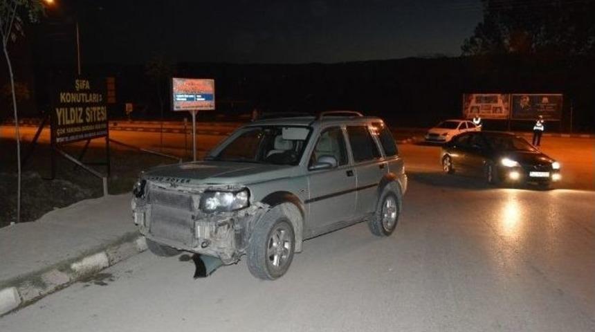 Ciple Otomobil &Ccedil;arpıştı: 2 Yaralı