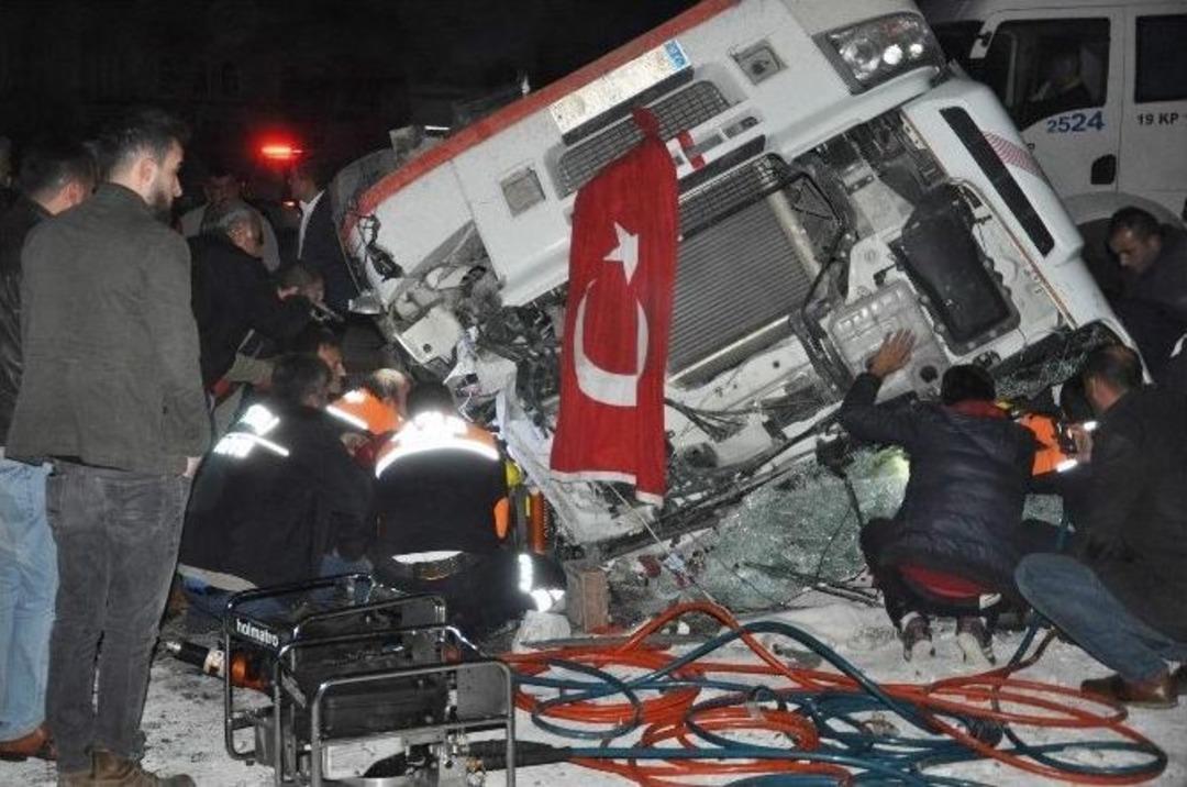 Lastiği Patlayan Taş Y&uuml;kl&uuml; Tır Devrildi