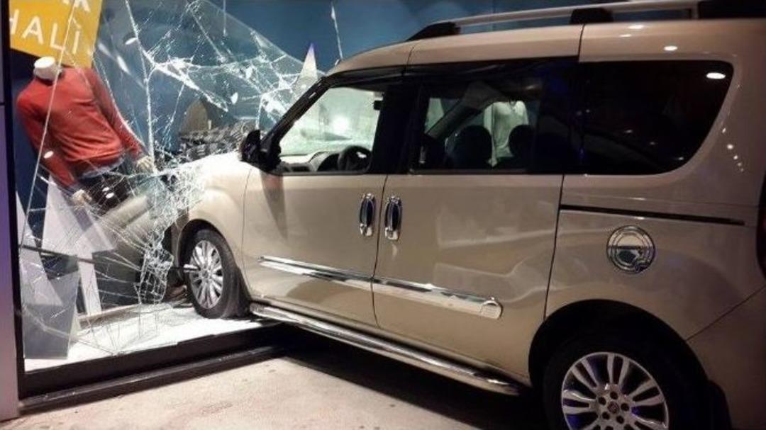 Otomobilde Bırakılan &Ccedil;ocuk Ara&ccedil;la Mağazaya Girdi