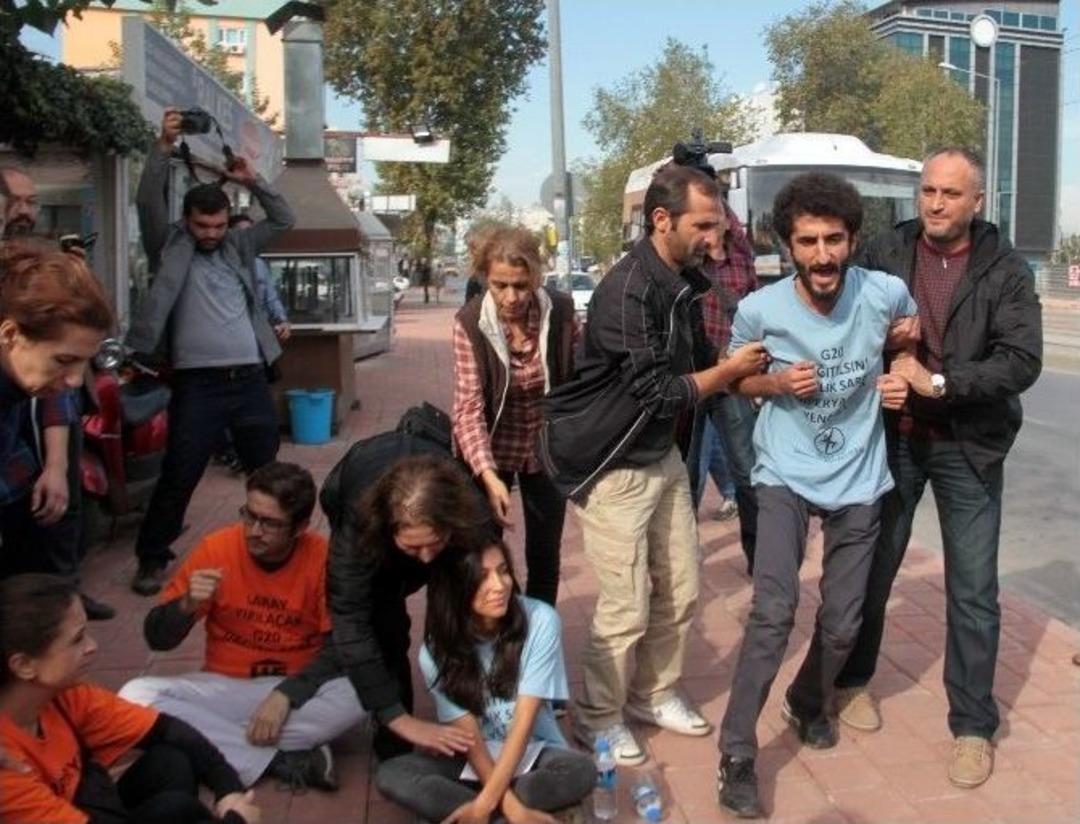 Liderlere Mektup G&ouml;t&uuml;rmek İsteyen Eylemcilere G&ouml;zaltı