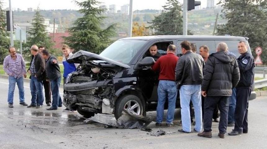 Minib&uuml;s Kamyonetle &Ccedil;arpıştı: 4 Yaralı