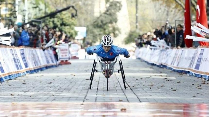 Bağcılarlı Atletler Vodafone İstanbul Maratonu&rsquo;nda İlk 3&rsquo;&uuml; Paylaştı