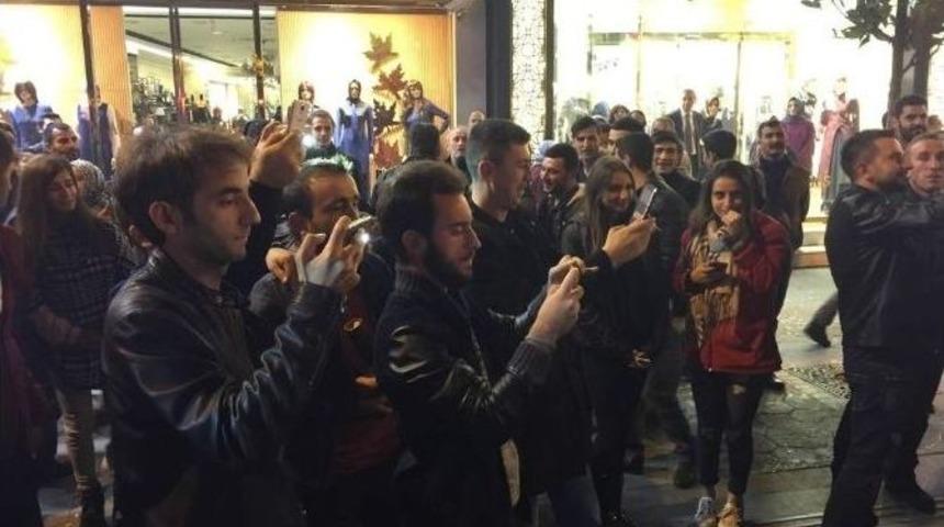 &Ccedil;ark Caddesinde S&uuml;rpriz Evlenme Teklifi