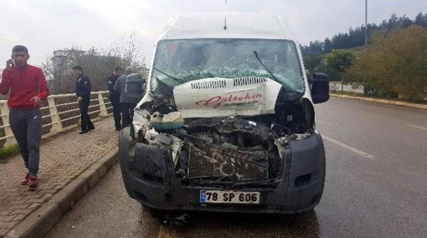 Karab&uuml;k&rsquo;te Trafik Kazası: 4 Yaralı