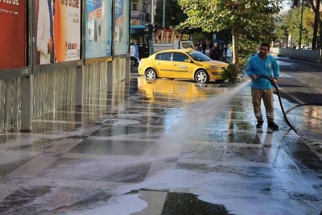 Haliliye Belediyesi Cadde Ve Sokakları Köpüklü Su İle Yıkıyor