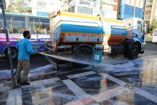 Haliliye Belediyesi Cadde Ve Sokakları Köpüklü Su İle Yıkıyor