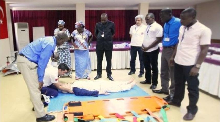 Fildişi Sahili Ve Benin Sağlık Personeline Acil Yardım Eğitimi