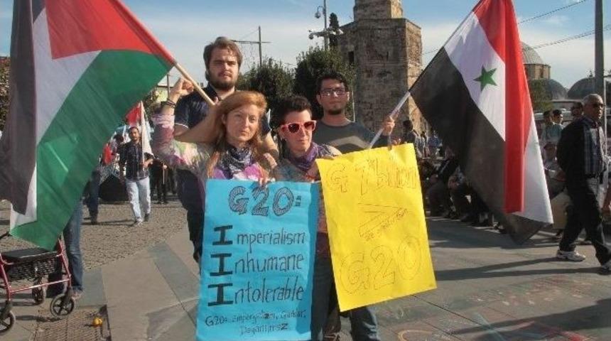 Abd&rsquo;li İki Kadın Antalya&rsquo;da G20&rsquo;yi Protesto Etti