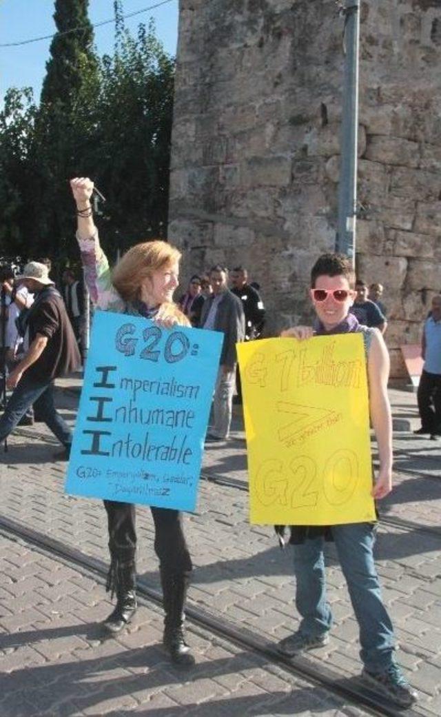 Abd’li İki Kadın Antalya’da G20’yi Protesto Etti