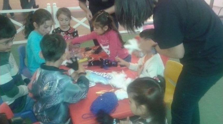 &Ccedil;ocuklar, Eski Eldivenleri Geri D&ouml;n&uuml;şt&uuml;rd&uuml;