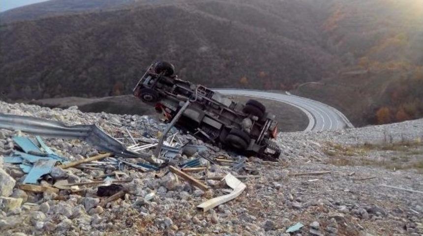 &Ccedil;orum&rsquo;da Kamyon Devrildi: 2 Yaralı