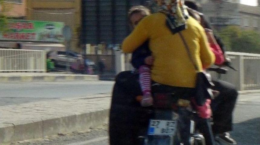 5 Kişilik Ailenin Motor &Uuml;zerinde Tehlikeli Yolculuğu