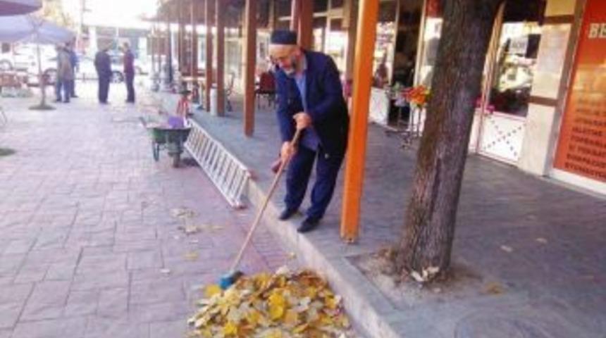 Kapısının &Ouml;n&uuml;n&uuml; Temizleyen Vatandaş &Ouml;rnek Oluyor