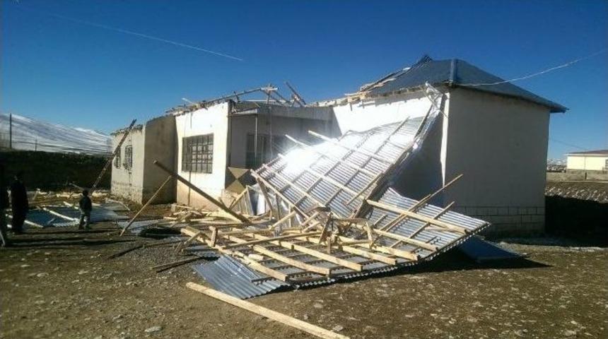 Başkale&rsquo;de R&uuml;zgar &Ccedil;atıları U&ccedil;urdu