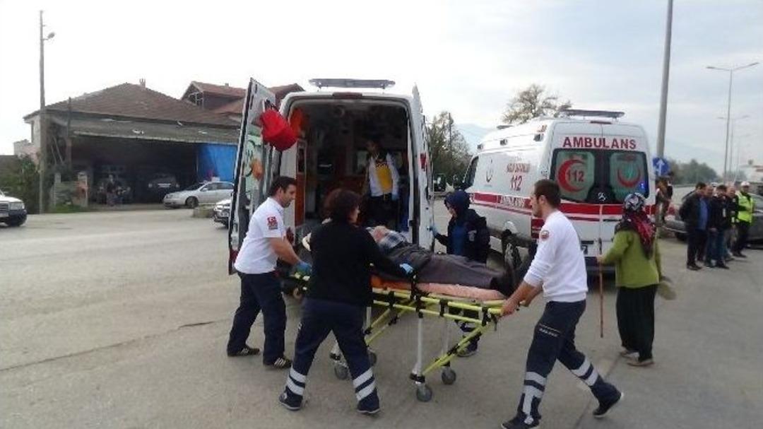 İki Otomobil Kavşakta &Ccedil;arpıştı: 3 Yaralı