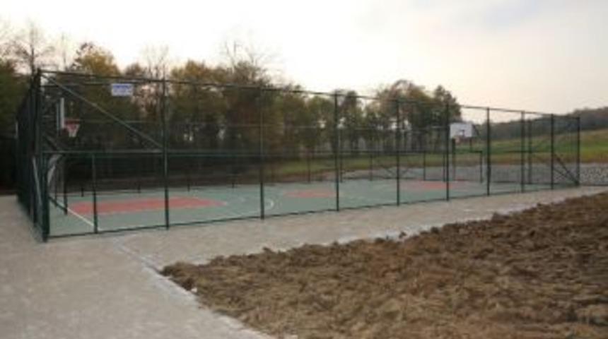 Tıp Fak&uuml;ltesi&rsquo;ne Basketbol Ve Mini Futbol Sahası Yapıldı