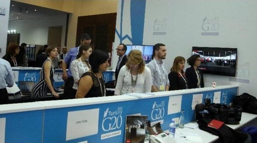 Basın Mensupları Fransa İ&ccedil;in Saygı Duruşunda Bulundu