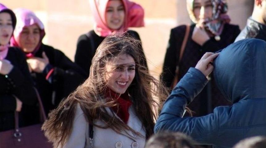 Atat&uuml;rk &Uuml;niversitesi &Ouml;ğrencilerinden Formasyon Eylemi