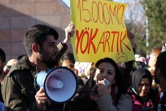 Atatürk Üniversitesi Öğrencilerinden Formasyon Eylemi