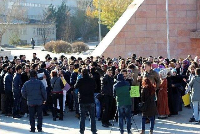 Atatürk Üniversitesi Öğrencilerinden Formasyon Eylemi