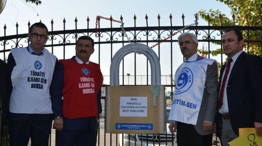 Anadolu Lisesinin Kapısına Kilit Vurdular