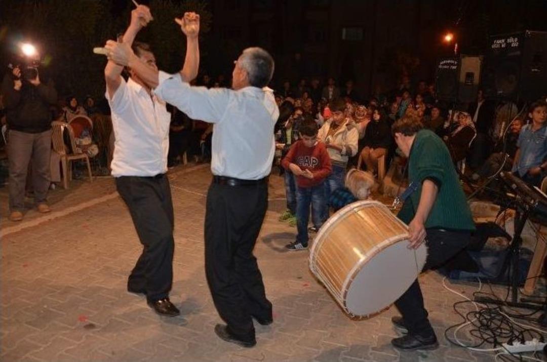 Manisalı Gazetecinin Mutlu G&uuml;n&uuml;