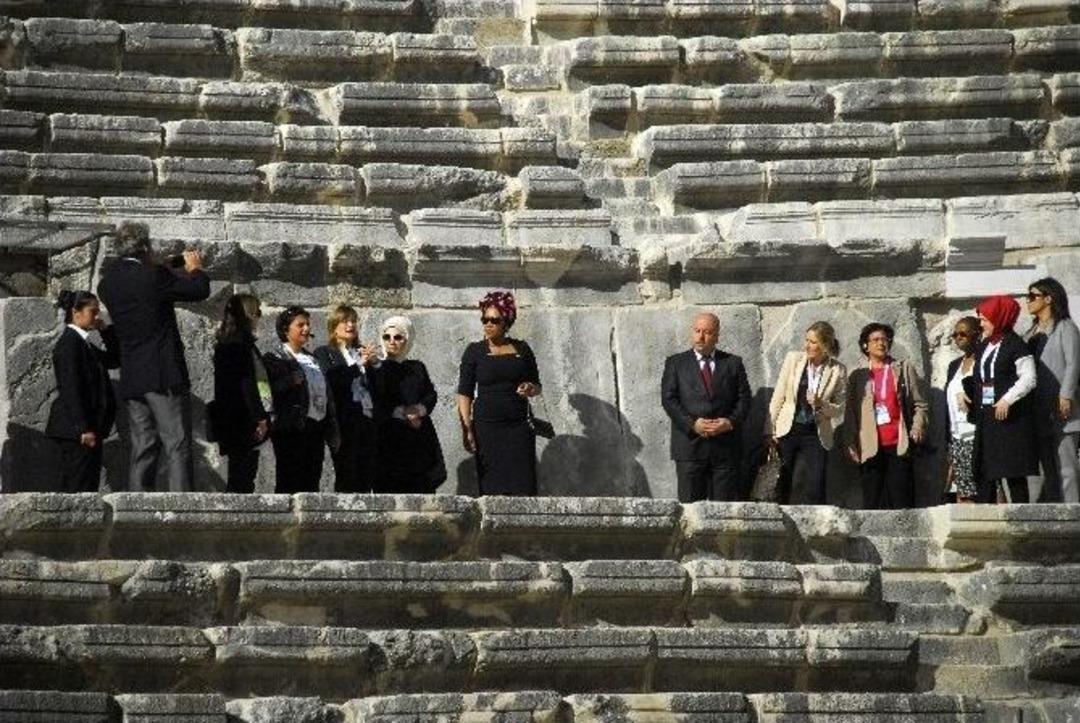 Lider Eşleri Aspendos&rsquo;u Gezdi, Renkli G&ouml;r&uuml;nt&uuml;ler Ortaya &Ccedil;ıktı