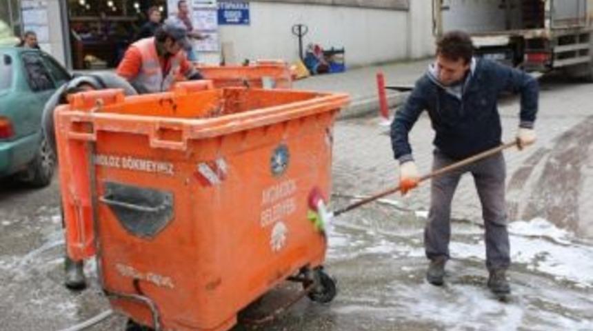 Ak&ccedil;akoca&rsquo;da &Ccedil;&ouml;p Konteynırları Dezenfekte Ediliyor