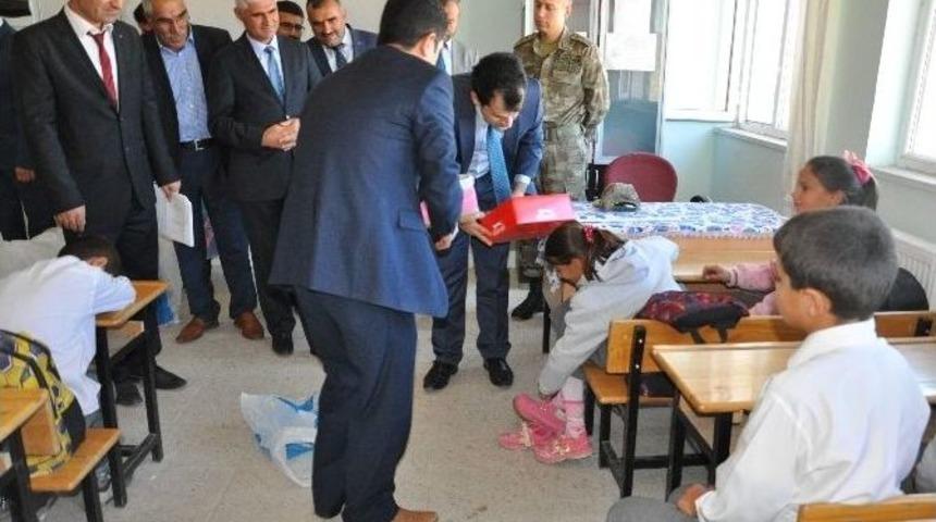 Bozova&rsquo;da &Ouml;ğrencilere Kışlık Ayakkabı Dağıtıldı