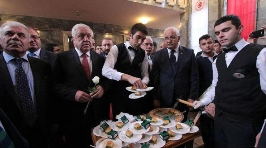 Ak Partili &Uuml;zer&rsquo;den Baklavalı Kayıt