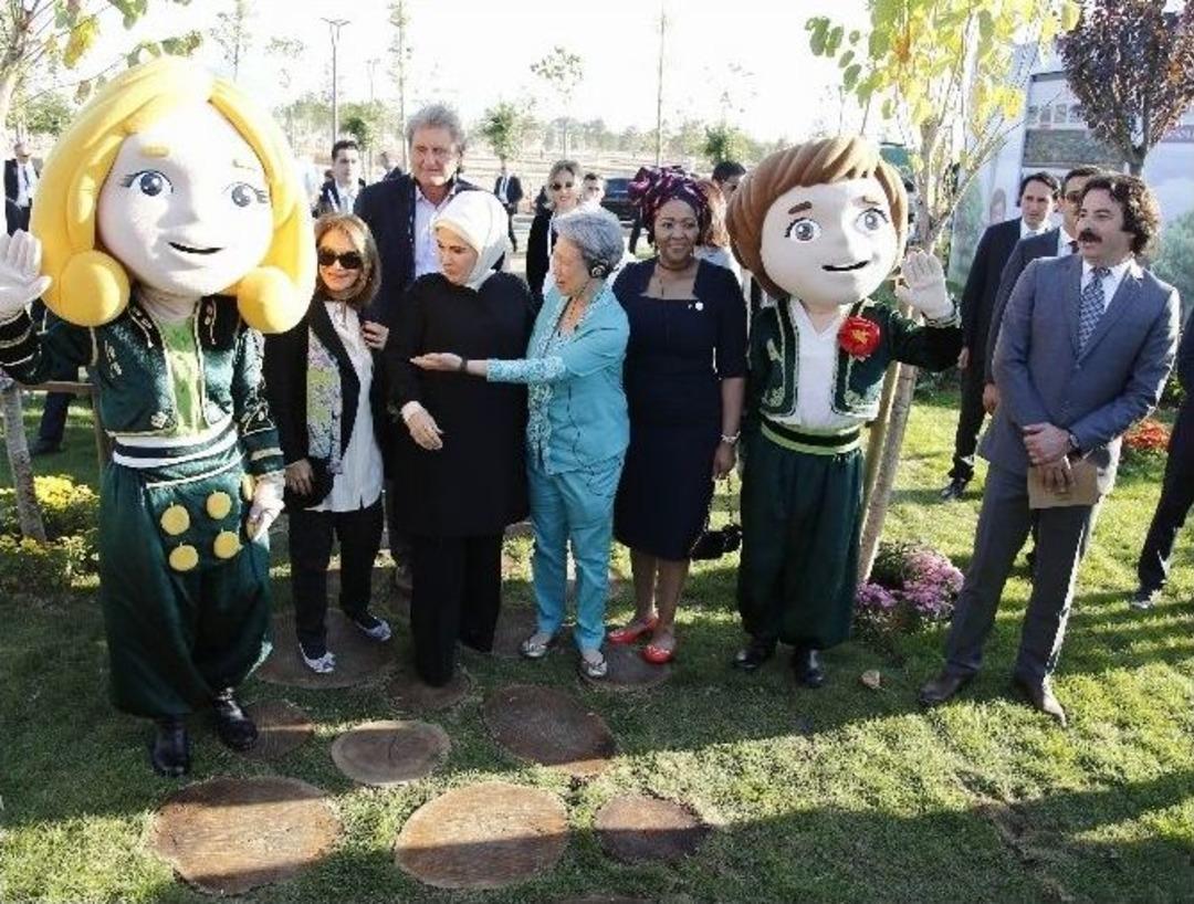 Emine Erdoğan Ve Lider Eşleri Expo Alanına Zeytin Fidanı Dikti