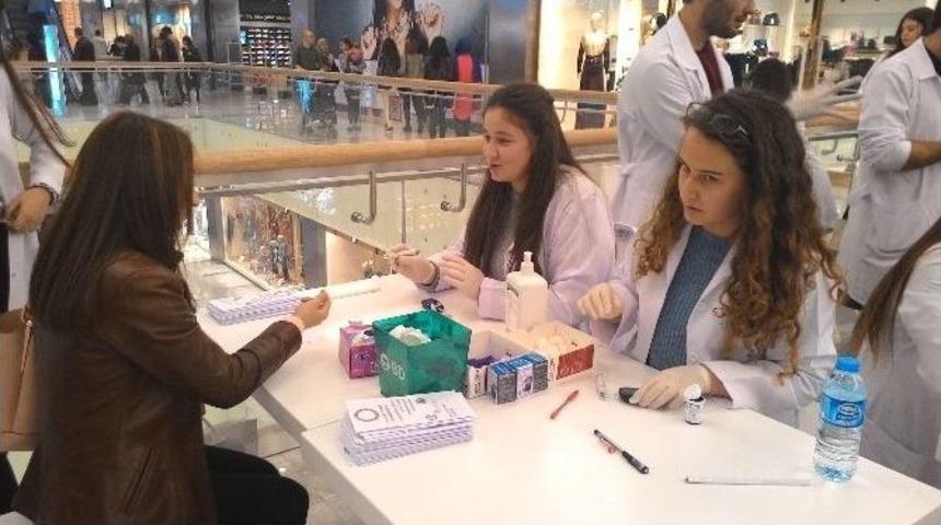 Tıp Fak&uuml;ltesi &Ouml;ğrencileri Kan Şekeri &Ouml;l&ccedil;&uuml;m&uuml; Yaptılar
