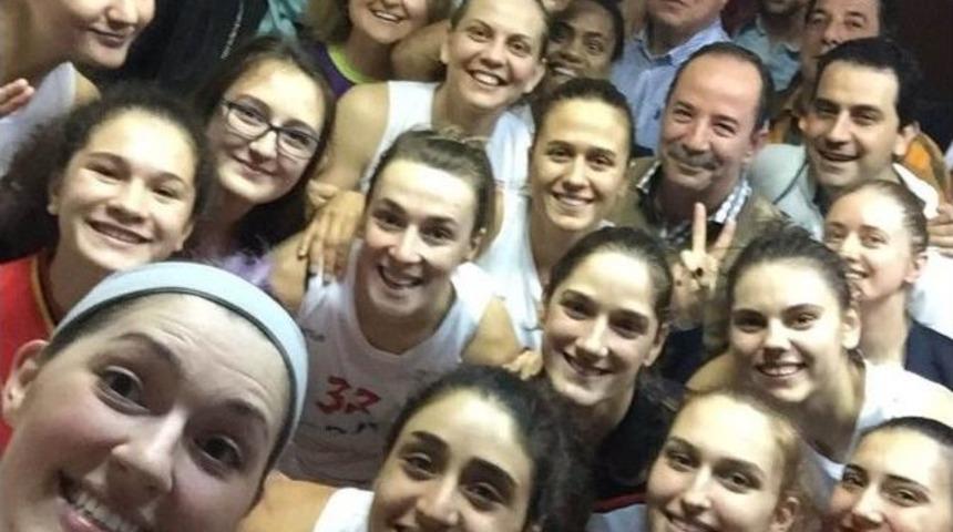 G&uuml;rkan, Edirne Belediyesi Edirnespor Kadın Basketbol Takımını Tebrik Etti