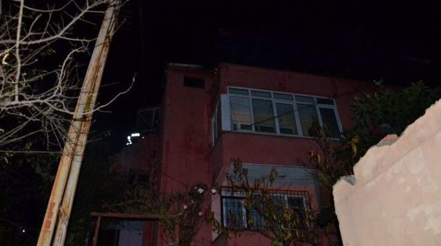 &Uuml;&ccedil; Katlı Binanın Teras Katı Yandı