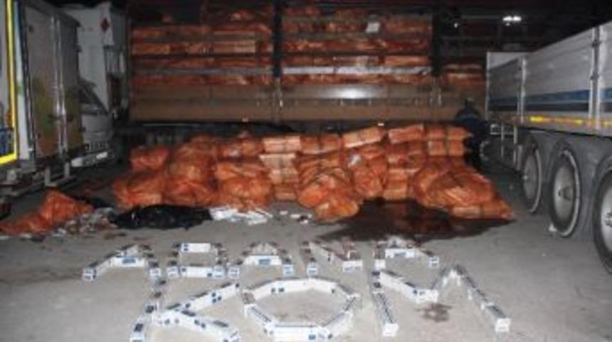G&uuml;mr&uuml;kl&uuml; İki Tır&rsquo;dan 500 Bin Paket Ka&ccedil;ak Sigara &Ccedil;ıktı