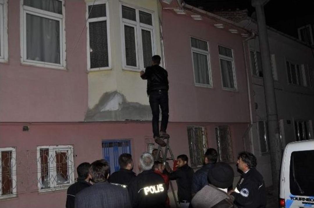 Iraklı Sığınmacı Evinde Elleri, Ayakları Ve Ağzı Bantlı Bulundu