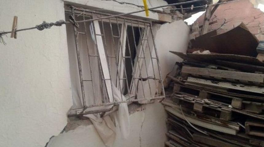 (&ouml;zel Haber) 4 Katlı Binanın Gecekondunun &Uuml;zerine Yıkılma Anı Kameralara Yansıdı