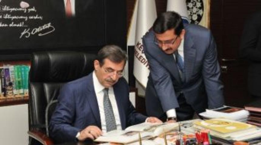 Bakan G&uuml;ll&uuml;ce Başkan Ak&rsquo;ı Ziyaret Etti