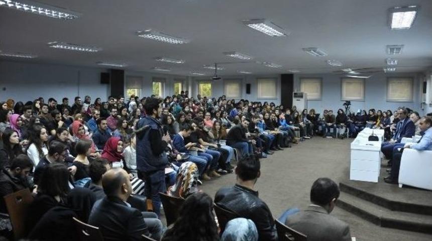 Rekt&ouml;r &Ouml;zer Fen-edebiyat Fak&uuml;ltesi &Ouml;ğrencileriyle Bir Araya Geldi