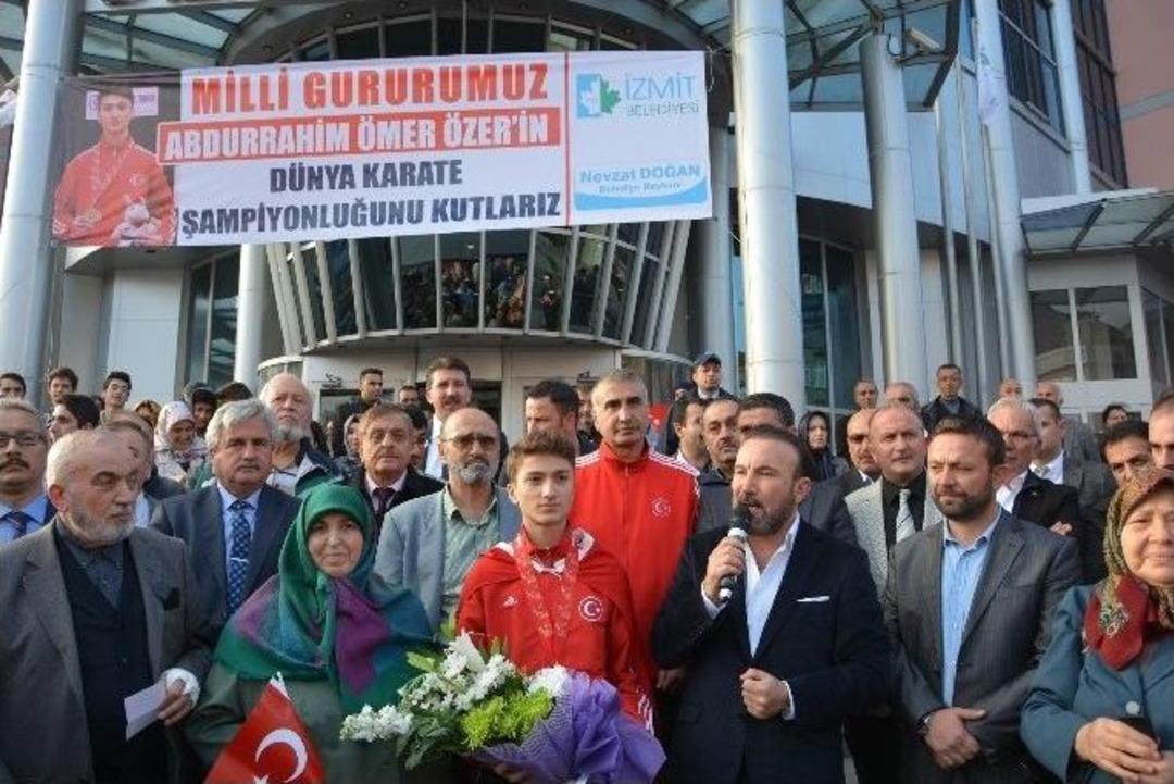 D&uuml;nya Şampiyonu &Ouml;zer&rsquo;e Krallar Gibi Karşılama
