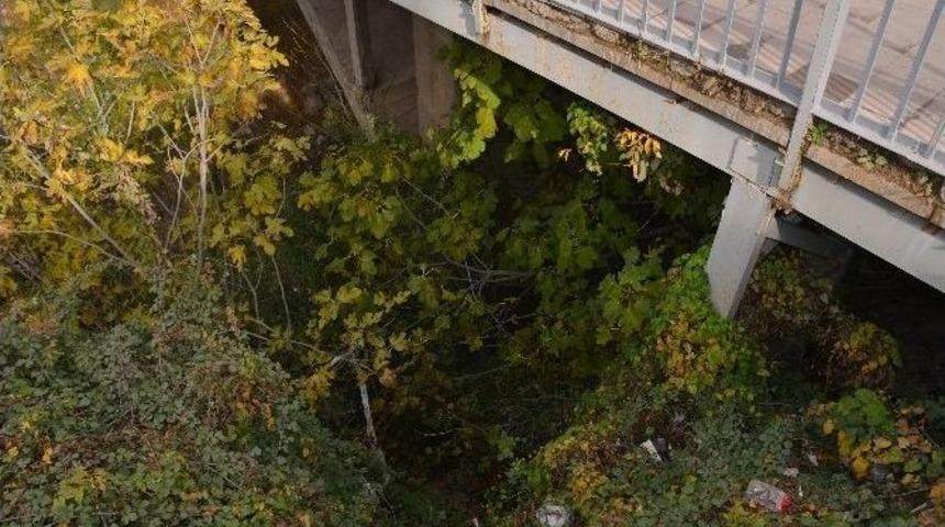 50 Metrelik Yama&ccedil;tan Aşağı D&uuml;şen Kadın Şans Eseri Kurtuldu