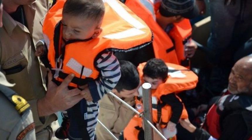 10 Ayda 78 Bin 646 G&ouml;&ccedil;men Denizde Kurtarıldı