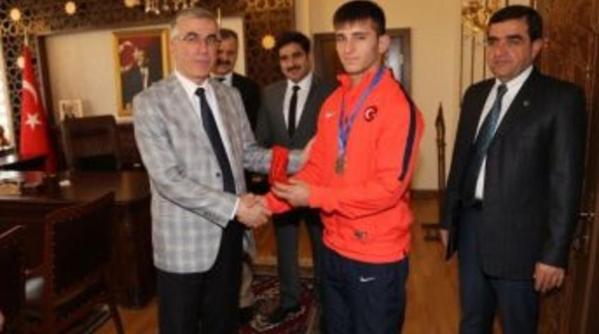 Başarılı Sporcular Altınla &Ouml;d&uuml;llendirildi