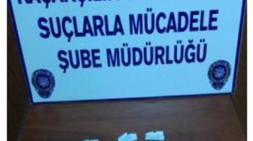 Polisi G&ouml;r&uuml;nce Elindeki Uyuşturucuyu Yere Attı Yakayı Ele Verdi