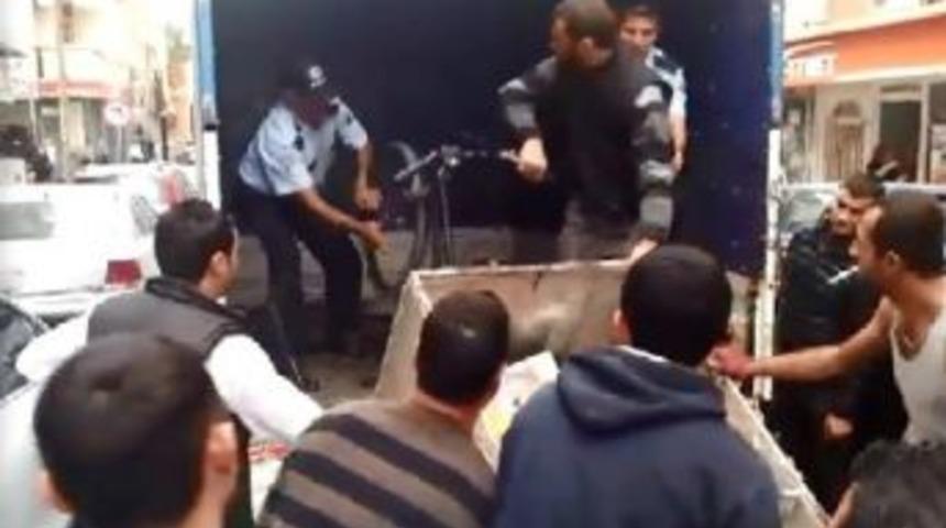 Atık Kağıt Topladığı İçin Bisikletine El Konulan Gencin İsyanı